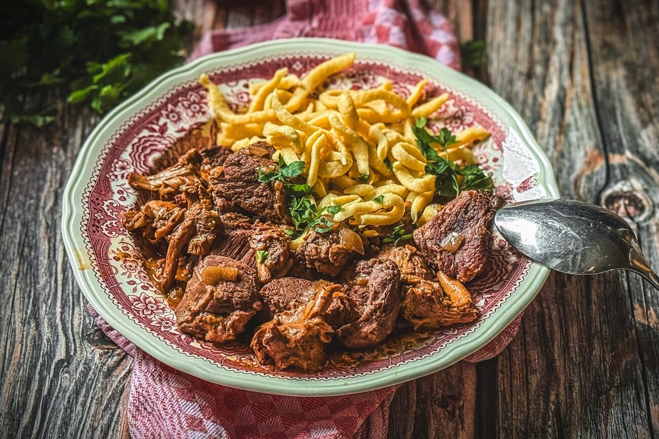 Wildschweingulasch mit Pilzen