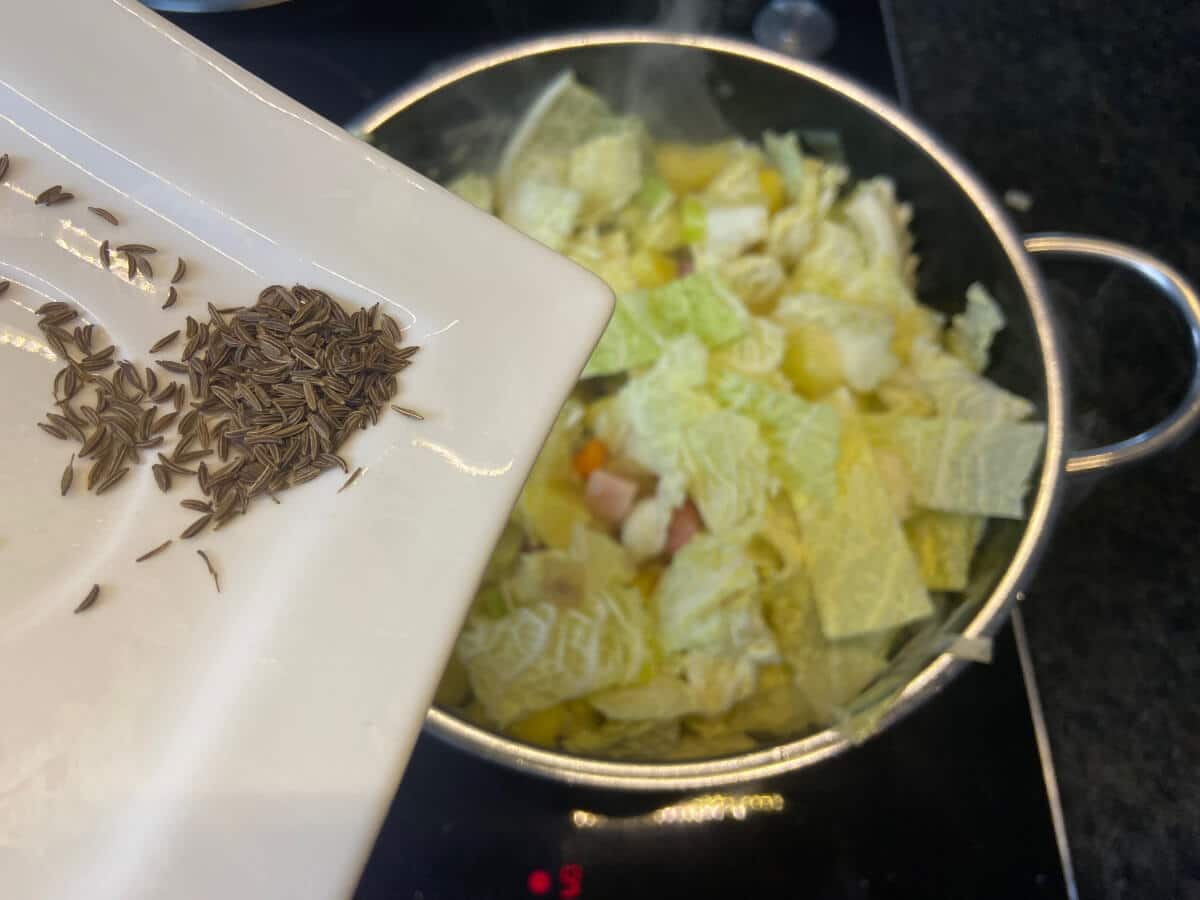 Wirsingeintopf mit Kassler oder Cabanossi Wirsingeintopf mit Kassler oder Cabanossi