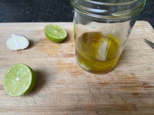 zitronensaft, olivenoel, honig und gepresster honig in einem einweckglas