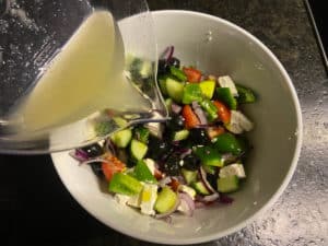zitronensaft ueber griechischen salat geben