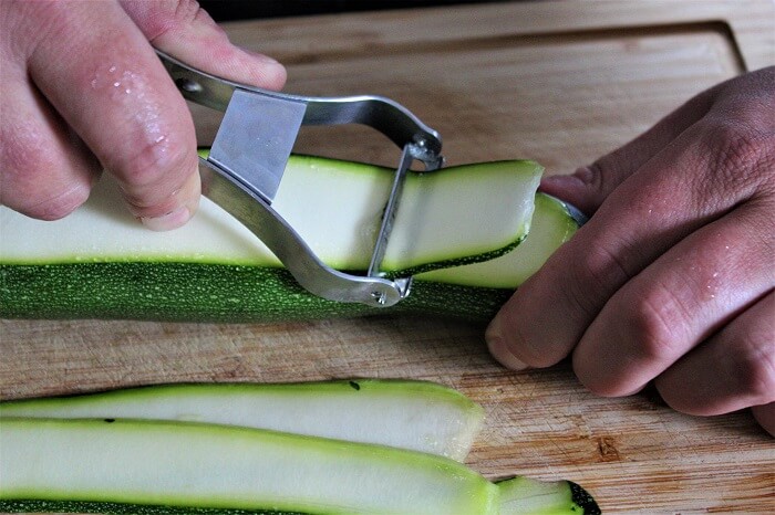 zucchini der laenge nach schaelen - die frau am grill