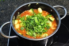 zucchini tomaten auflauf - frische kraeuter auf sauce