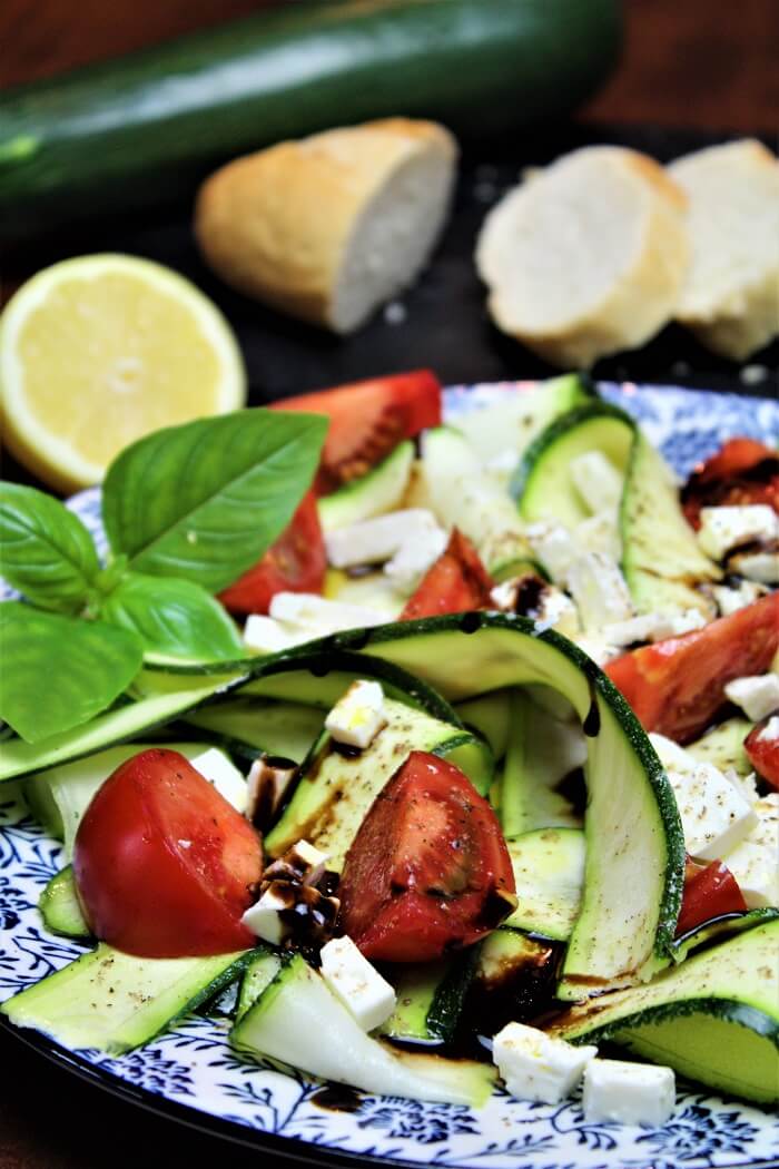zucchinisalat mit feta und basilikum - die frau am grill