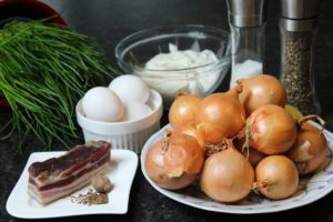 zutaten fuer den zwiebelkuchen - die frau am grill